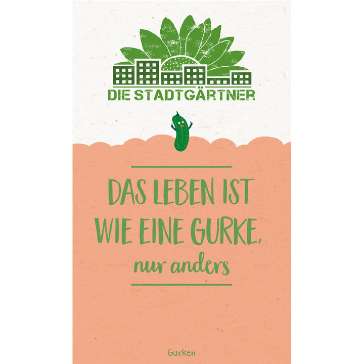 Illustration mit dem Text "DAS LEBEN IST WIE EINE GURKE, nur anders" und dem Logo "DIE STADTGÄRTNER" über stilisierten Gebäuden und Blättern.
