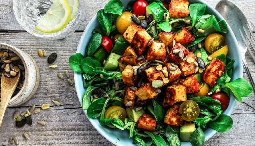 Feldsalat mit Harissa-Halloumi und Avocado