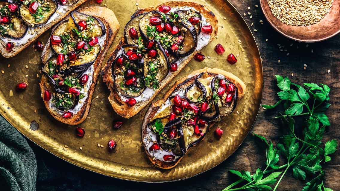 Auberginen-Bruschetta mit Minz-Joghurt und Granatapfel
