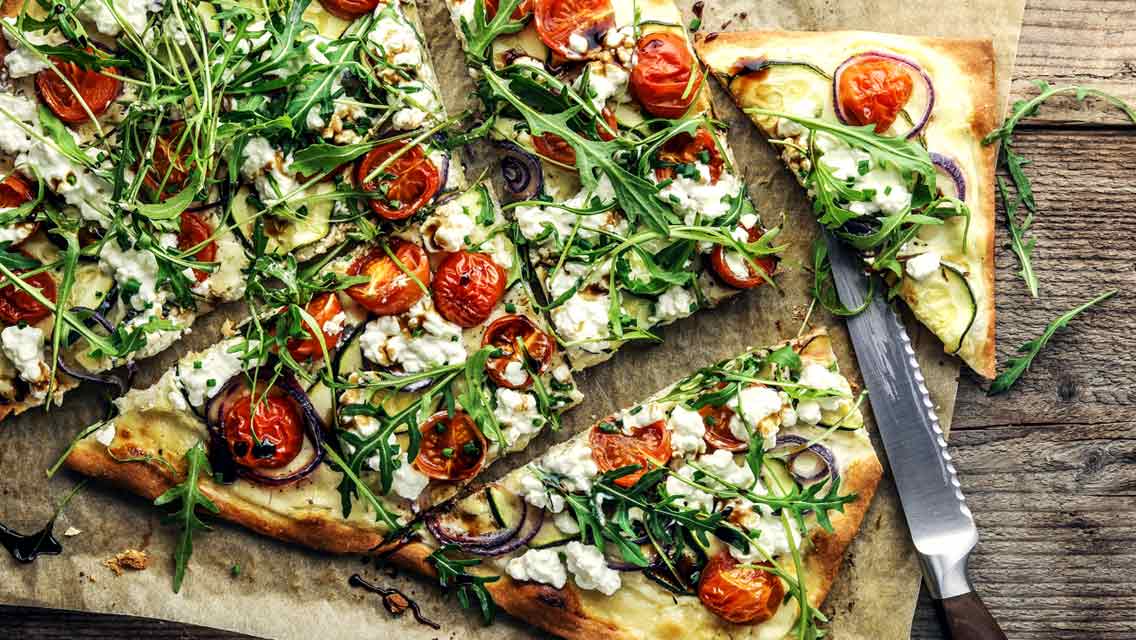 Fertig: Flammkuchen mir Rucola und Hirtenkäse
