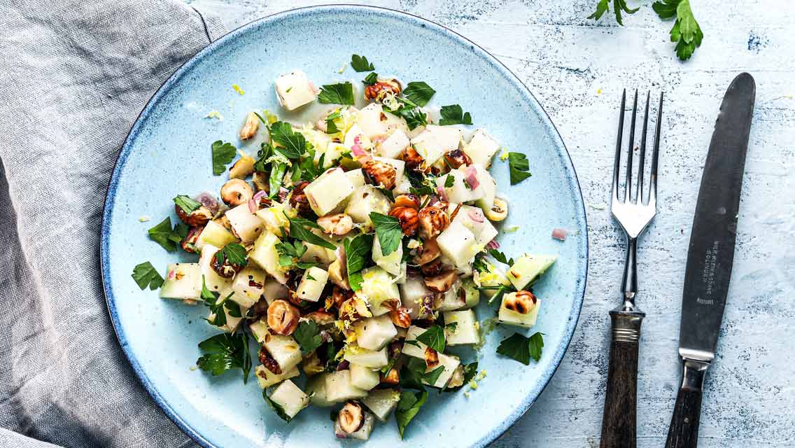 Knackiger Kohlrabisalat mit Haselnüssen