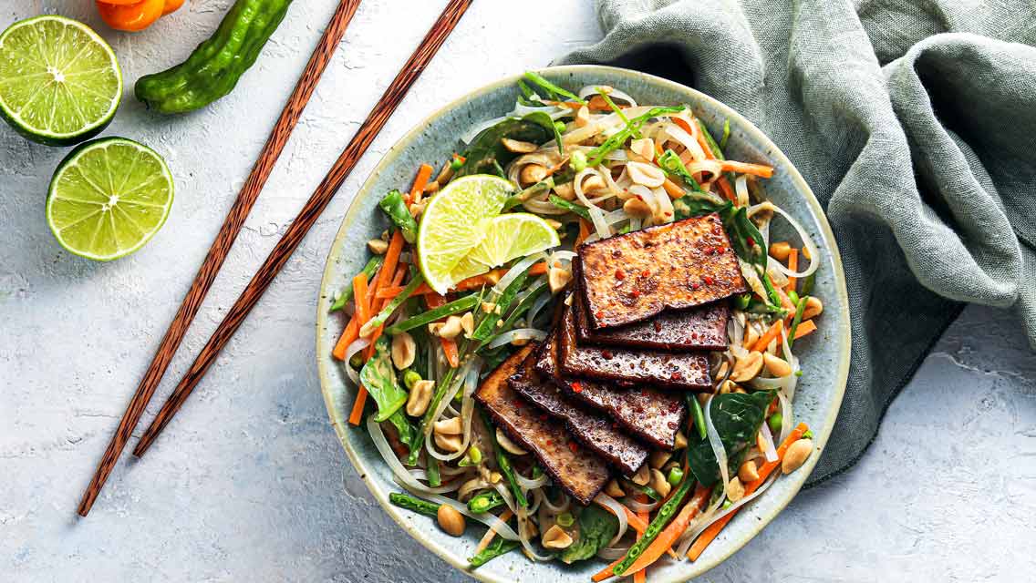 Reisnudelsalat mit gebratenem Tofu