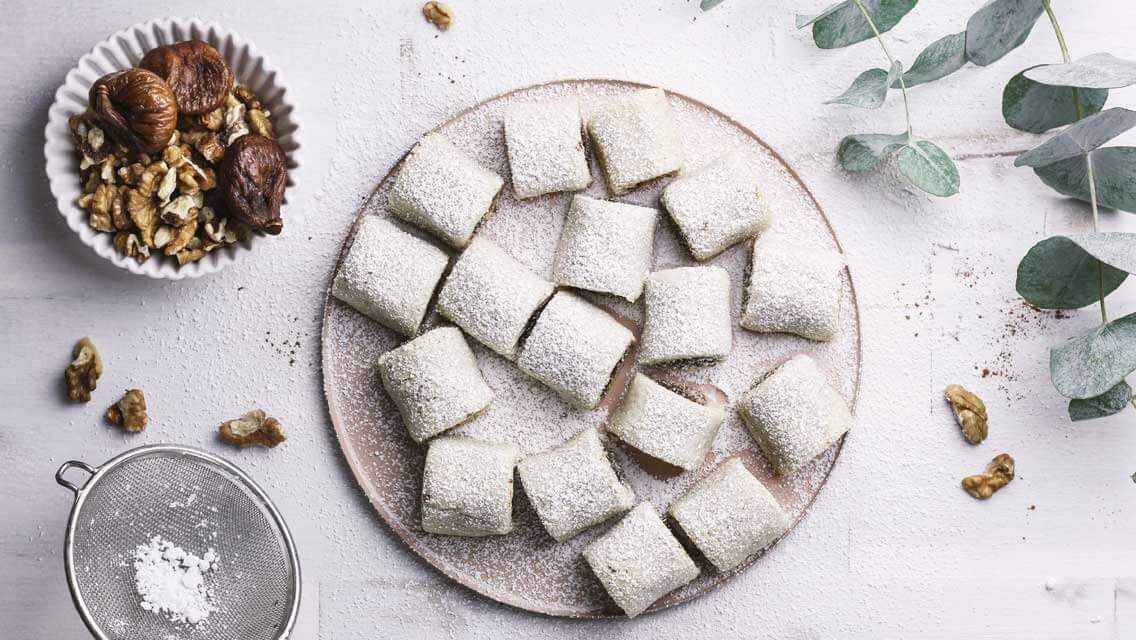 Weihnachtsplätzchen gefüllt mit Feigen, Orangen und Walnüssen