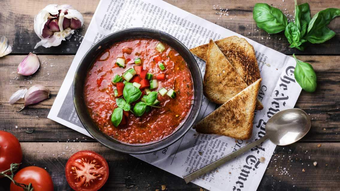 Klassische Gazpacho mit Tomaten, Paprika & Gurke