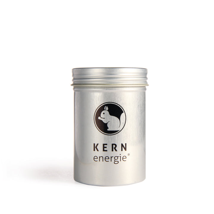 Metallbehälter mit dem Logo und Schriftzug 'KERNenergie' auf weißem Hintergrund.