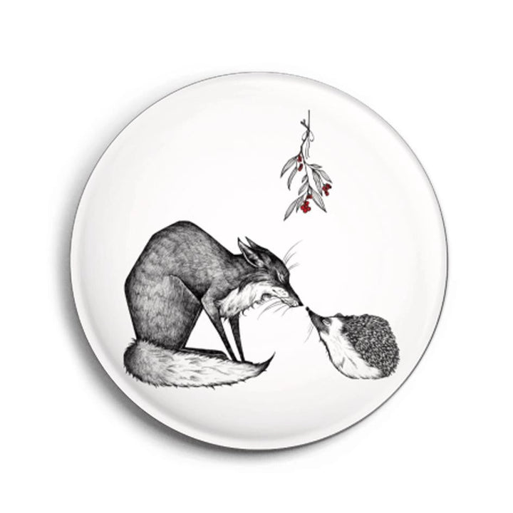 Teller mit einer Illustration von einem Fuchs, der eine Igel schnüffelt, und einem hängenden Zweig mit roten Beeren.