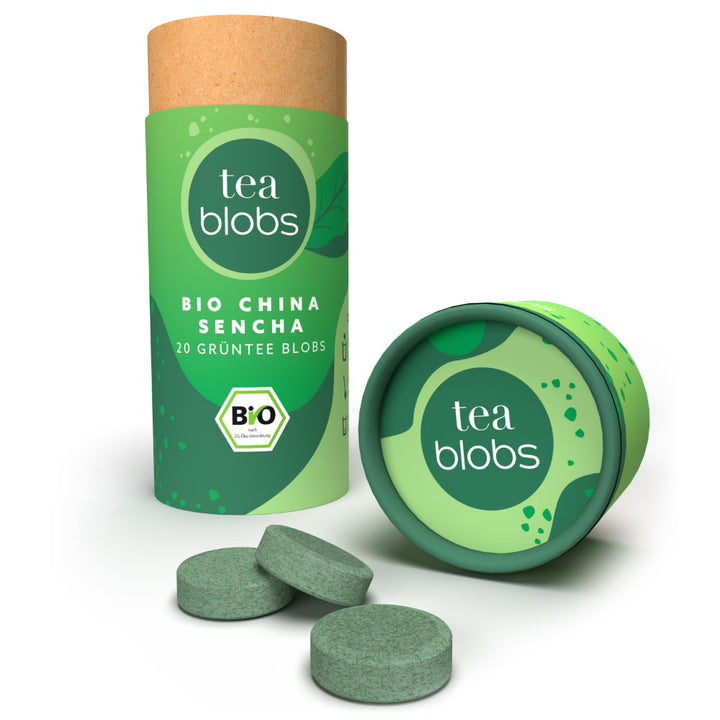 Verpackung und Tabletten von "tea blobs Bio China Sencha Grüntee" mit Bio-Siegel.