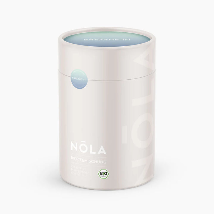 Ein zylindrisches Produktverpackungsdesign für NÕLA BIO-Teemischung auf weißem Hintergrund.