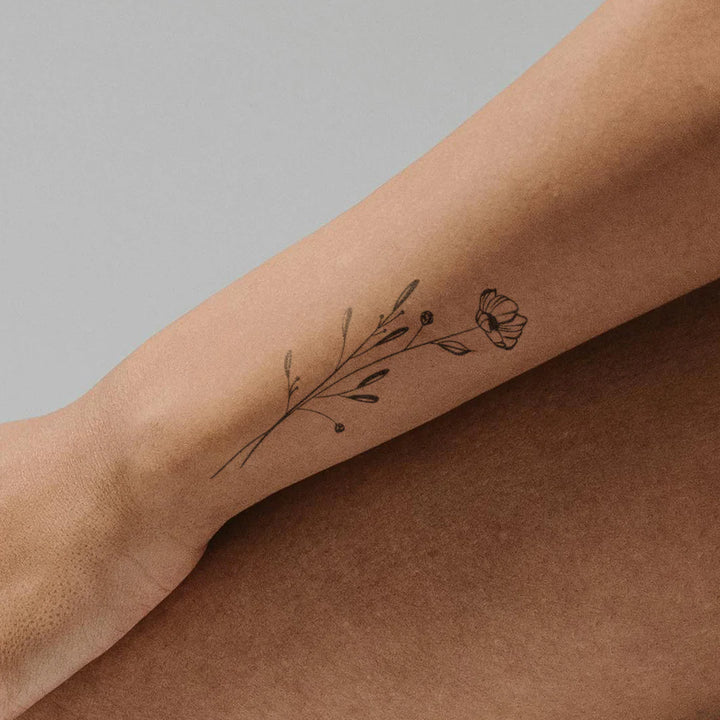 Dezente Mohnblume Tattoo