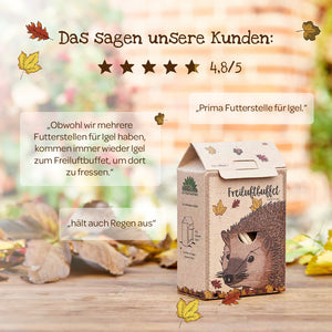 Kartonförmige Futterstation mit Igel-Illustration, herbstlichen Blättern und Kundenbewertungen über das Produkt auf Deutsch.