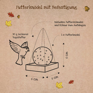 Illustration eines Futterknödels mit Befestigung, Maße 6x6x6 cm, inklusive Vogel, Futterschaukel und Aufhängeschnur, herbstliche Blätter im Hintergrund.