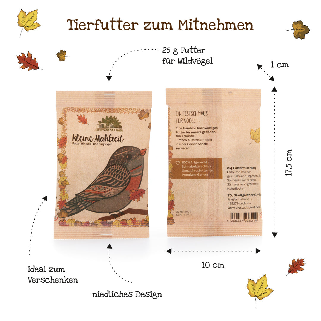 Zwei braune Tüten mit Wildvogelfutter „Kleine Mahlzeit“, verziert mit einem Vogelmotiv und Herbstblättern; Maße 17,5 cm x 10 cm, Inhalt 25 g, ideal als Geschenk.