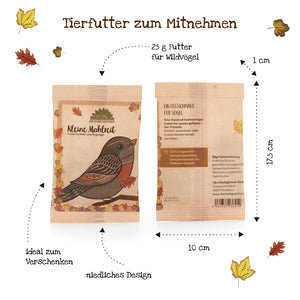 Zwei braune Tüten mit Wildvogelfutter „Kleine Mahlzeit“, verziert mit einem Vogelmotiv und Herbstblättern; Maße 17,5 cm x 10 cm, Inhalt 25 g, ideal als Geschenk.