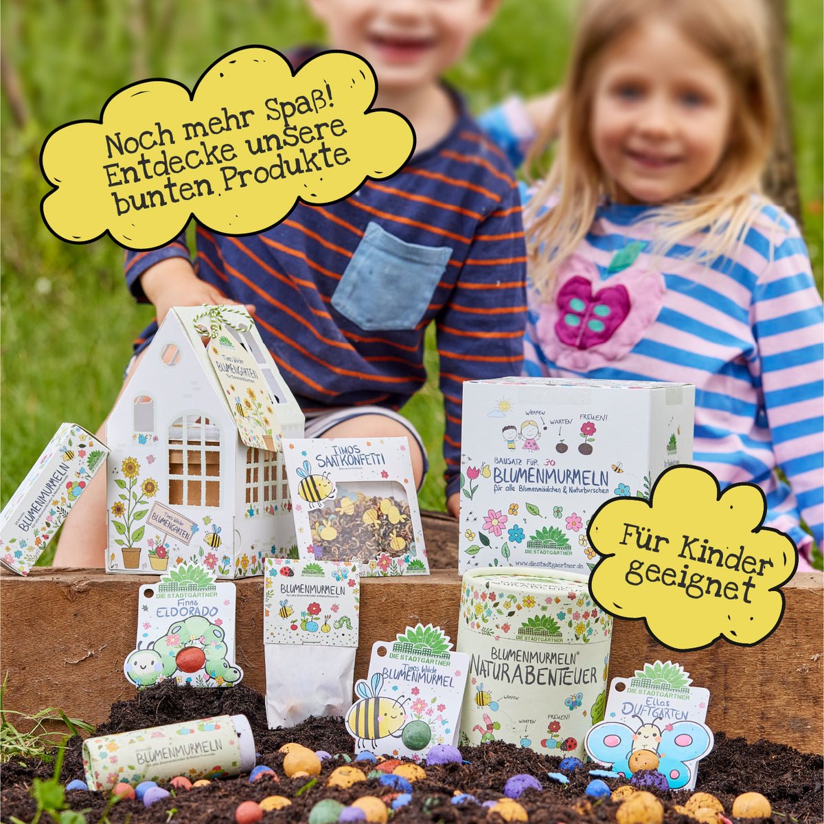 Zwei Kinder sitzen im Garten hinter einer Auswahl bunter Blumenprodukte mit spielerischen Verpackungen; gelbe Sprechblasen mit Text „Noch mehr Spaß! Entdecke unsere bunten Produkte“ und „Für Kinder geeignet“ ergänzen das Bild.