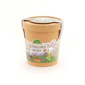 Brauner Blumentopf mit bunter Osterdekoration und der Aufschrift „Osterblumen Becher“, illustriert mit Blumen und einem Hasen.