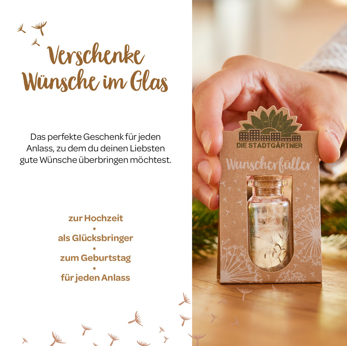 Person hält eine kleine Geschenkkarte mit der Aufschrift "Wunscherfüller" und einem kleinen Glasfläschchen, umgeben von saisonaler Dekoration und Text, der Geschenkideen für verschiedene Anlässe präsentiert.