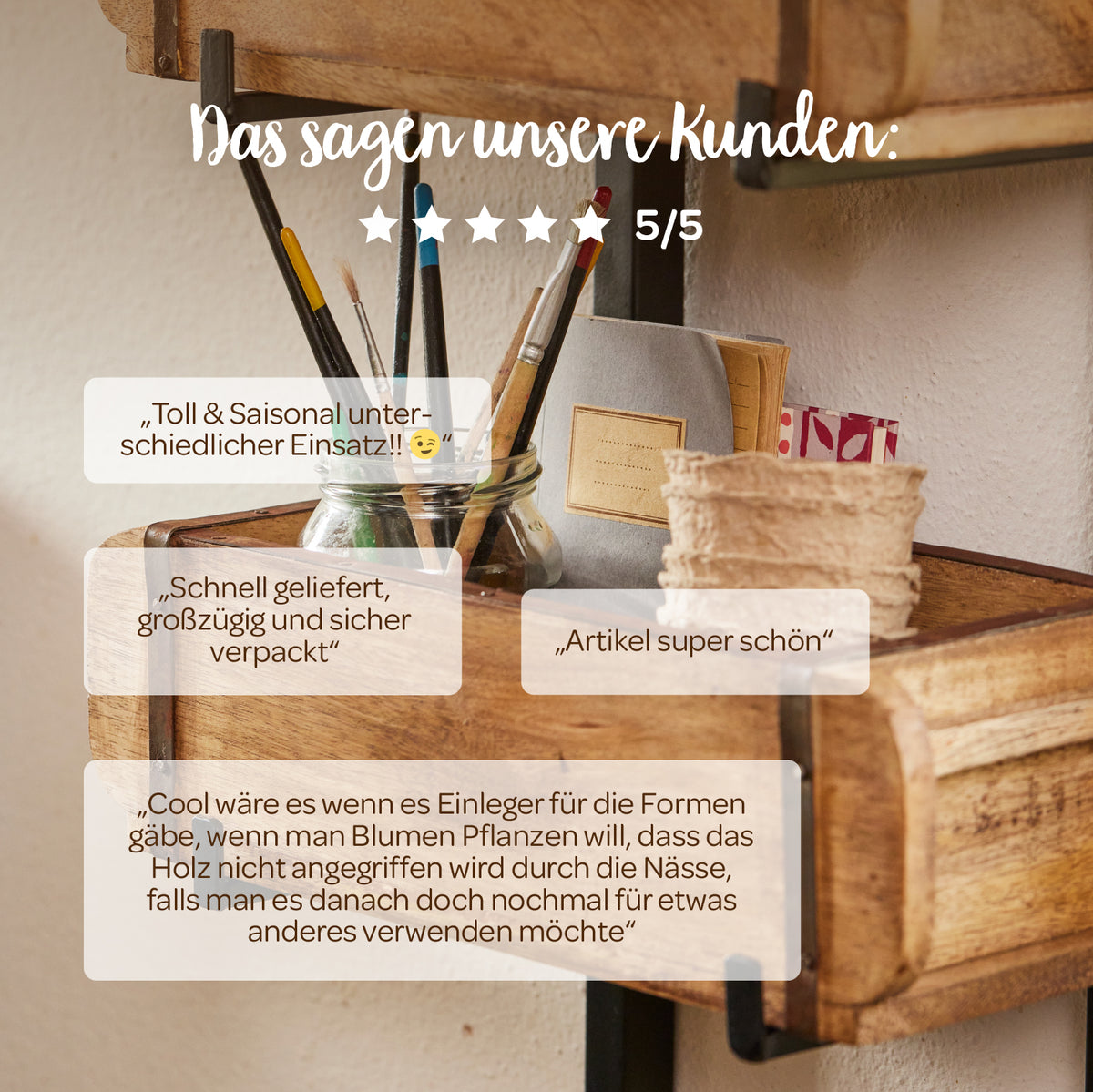 Holzregal mit verschiedenen Utensilien wie Pinseln, Notizbuch, Pflanzgefäß und Kundenbewertungen mit 5 von 5 Sternen in deutscher Sprache.