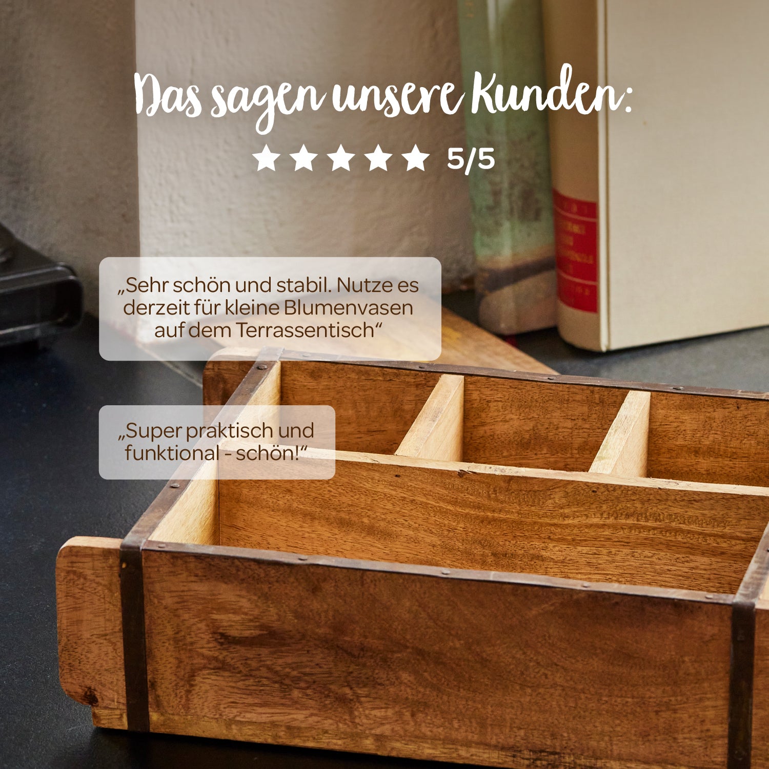 Holzbox mit Fächern steht auf einem Tisch, im Hintergrund stehen Bücher; darüber Kundenbewertungen auf Deutsch und fünf Sterne mit der Bewertung 5/5.