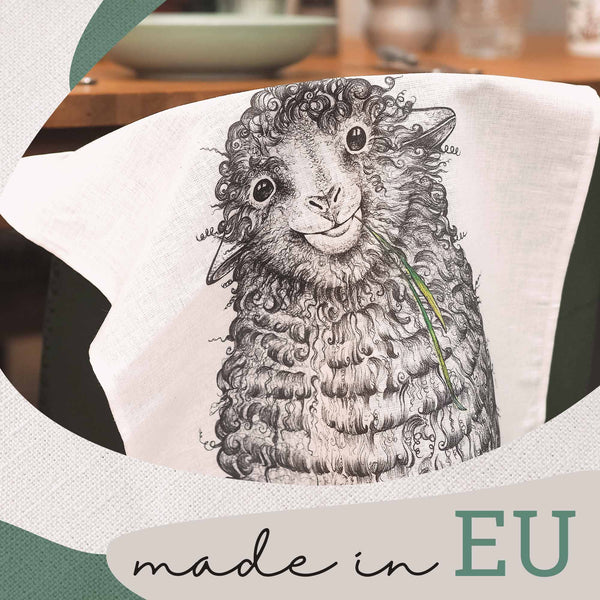 Zeichnung eines fröhlichen Schafes auf Stoff mit der Aufschrift "made in EU".