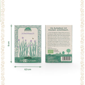 Zwei grüne Saatgutverpackungen für Schnittlauch mit floraler Verzierung, Maßen 9 x 6,5 cm, Vorderseite mit Illustration und Biene, Rückseite mit Beschreibung auf Deutsch.