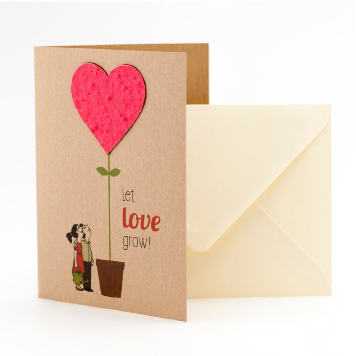 Grußkarte mit Herzmotiv und dem Text "let love grow!", daneben ein Umschlag.