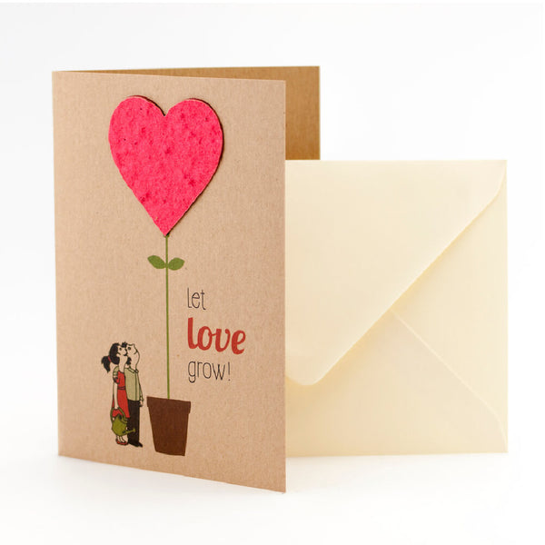 Grußkarte mit Herzmotiv und dem Text "let love grow!", daneben ein Umschlag.