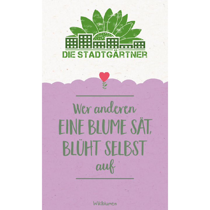  Plakat mit der Aufschrift "DIE STADTGÄRTNER" über einer Illustration von Pflanzen und Gebäuden, darunter ein dekorativer Spruch "Wer anderen eine Blume sät, blüht selbst auf" auf lila Hintergrund.