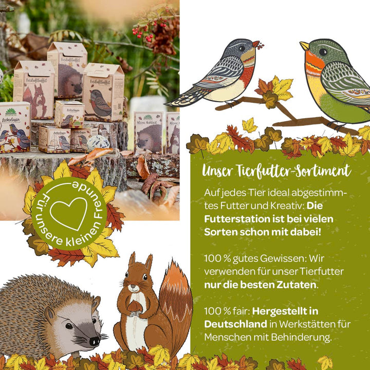 Verpackungen für Vogelfutter neben Herbstlaub mit Bildern von einem Igel und Eichhörnchen sowie Werbetext für Tierfutter und den Hinweis auf faire Herstellung in Werkstätten für Menschen mit Behinderung.
