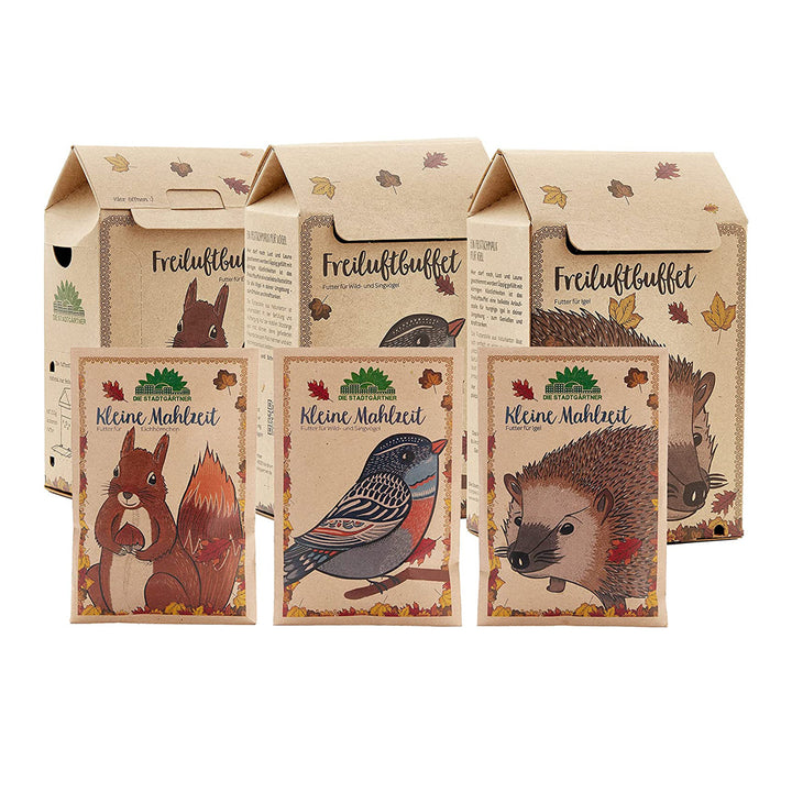 Verpackungen für Wildtierfutter mit Abbildungen eines Eichhörnchens, eines Vogels und eines Igels.